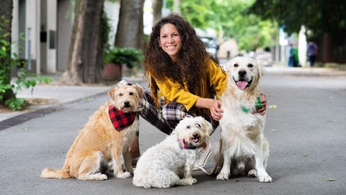 femme avec trois chiens dans la ville où vivent les meilleurs propriétaires de chiens