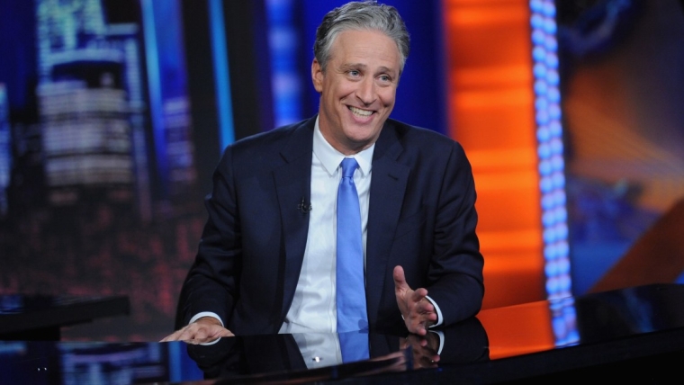 Jon Stewart annonce la mort du chien de la famille dans son émission « The Daily Show ».