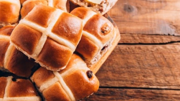 Les brioches de Pâques sont-elles mortelles et toxiques ? La sécurité des chiens de Pâques expliquée