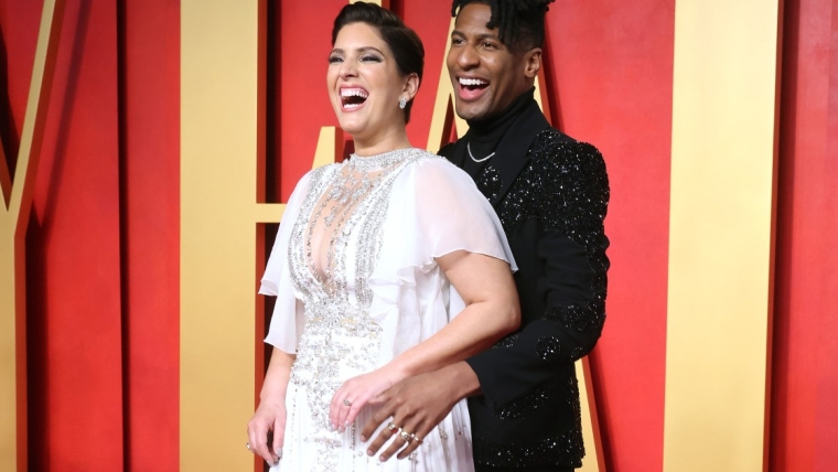 Le chanteur Jon Batiste et sa famille adoptent le chien de sauvetage « Lentil ».