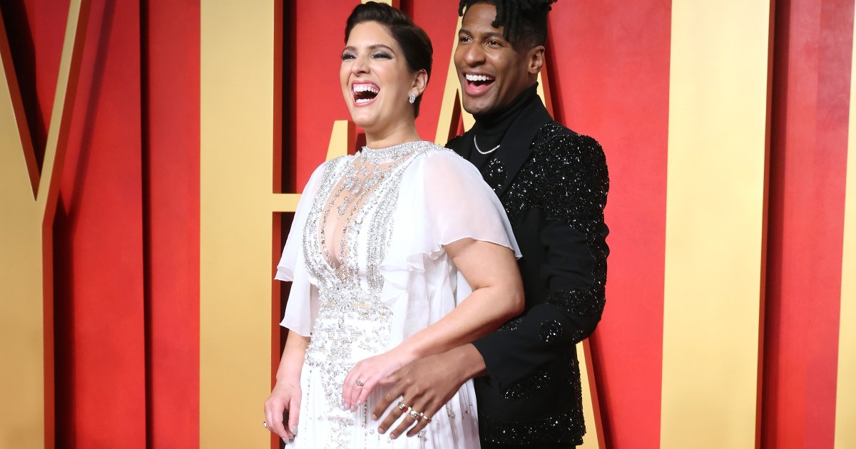 Le chanteur Jon Batiste et sa famille adoptent le chien de sauvetage « Lentil ».