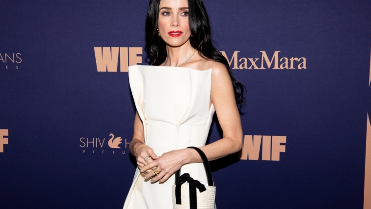 Le chien de Meghan Markle fait la promotion de la confiture aux côtés d’Abigail Spencer
