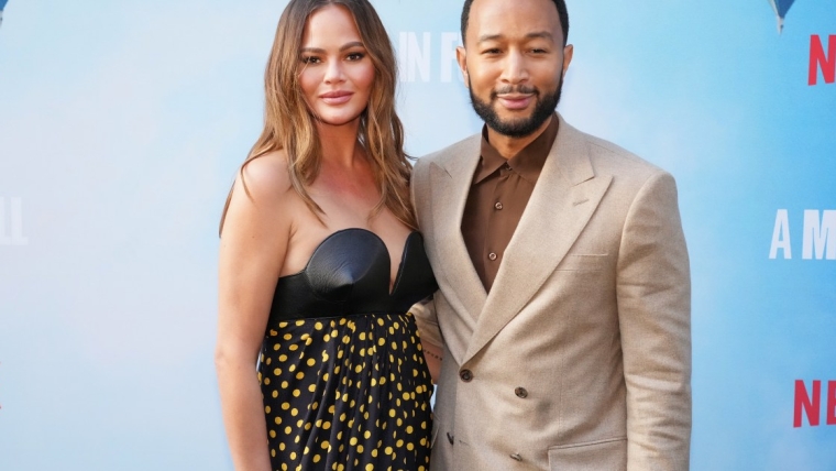 John Legend et Chrissy Teigen lancent la marque d’aliments pour animaux « Kismet ».