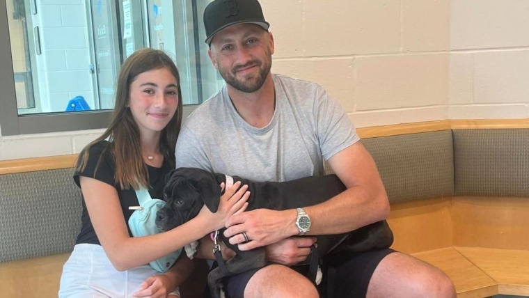 L’ancien QB des Patriots, Brian Hoyer, est félicité pour l’histoire du sauvetage de ses Boxers qui a changé sa vie.