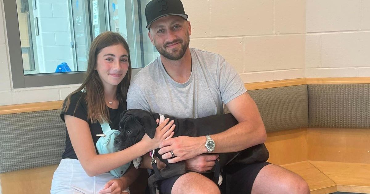 L’ancien QB des Patriots, Brian Hoyer, est félicité pour l’histoire du sauvetage de ses Boxers qui a changé sa vie.