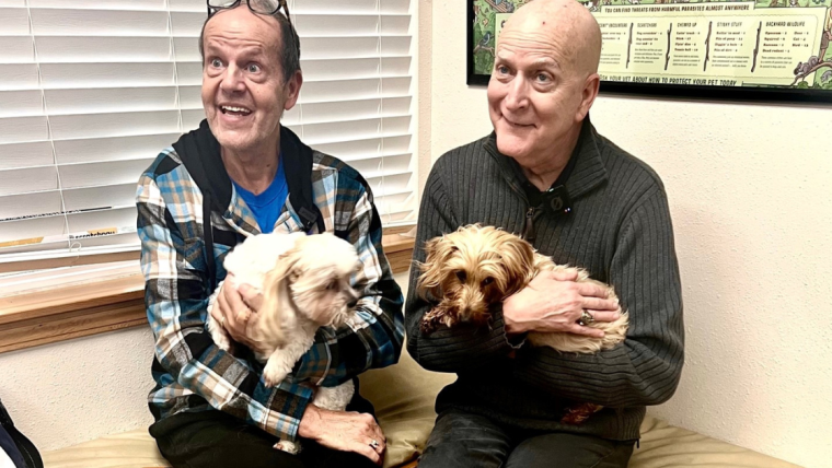 Un couple d’Alaska retrouve ses chiens vivants une semaine après la destruction de sa maison par un glissement de terrain
