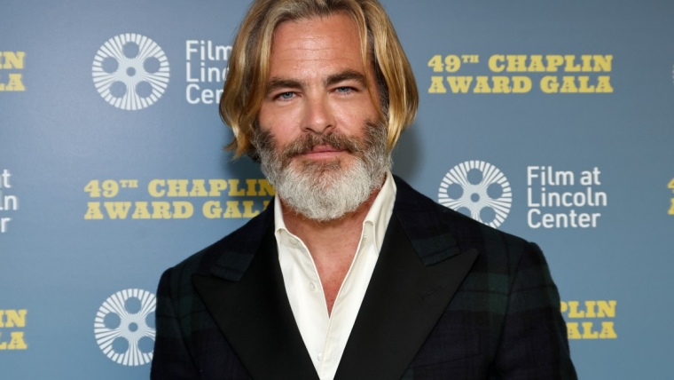 Chris Pine demande à ses fans d’adopter des perroquets issus du programme d’euthanasie