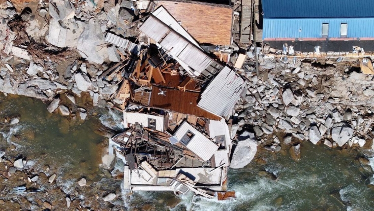 Un chien sauve un garçon piégé dans une maison réduite en ruines par l’ouragan Helene