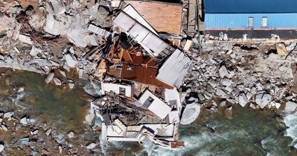 Un chien sauve un garçon piégé dans une maison réduite en ruines par l’ouragan Helene