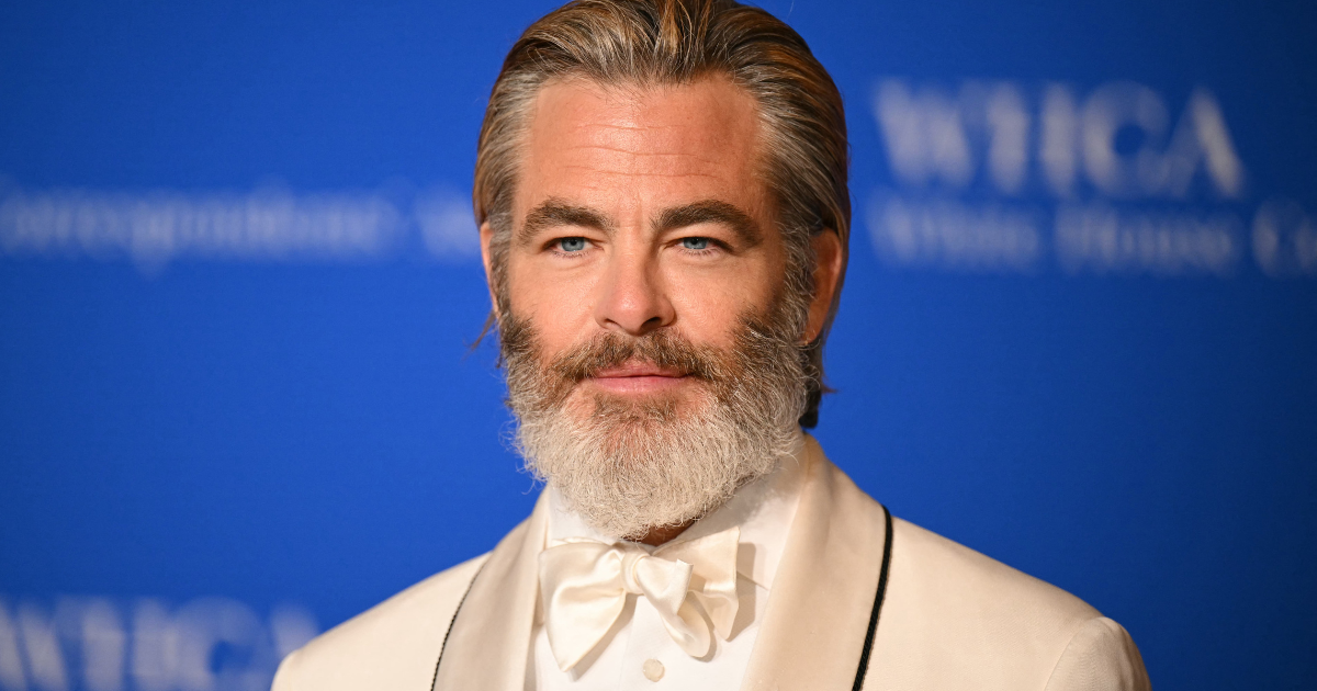 Chris Pine exhorte ses fans à adopter les chiens qu’il a sauvés d’une euthanasie programmée