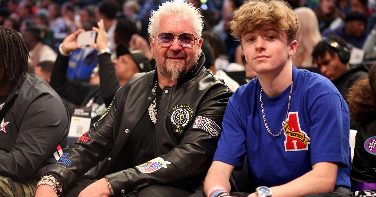 Le chef Guy Fieri et son fils Ryder rendent un hommage émouvant au chien décédé de la famille