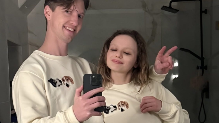 Joey King et son mari Steven Piet se fixent des objectifs de couple en portant des tee-shirts assortis aux visages de leurs chiens.