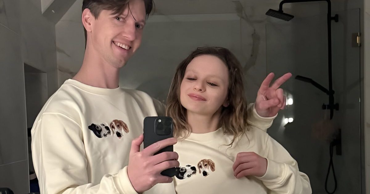 Joey King et son mari Steven Piet se fixent des objectifs de couple en portant des tee-shirts assortis aux visages de leurs chiens.