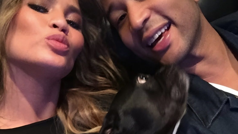 Chrissy Teigen pleure la perte de son chien dans un hommage émouvant
