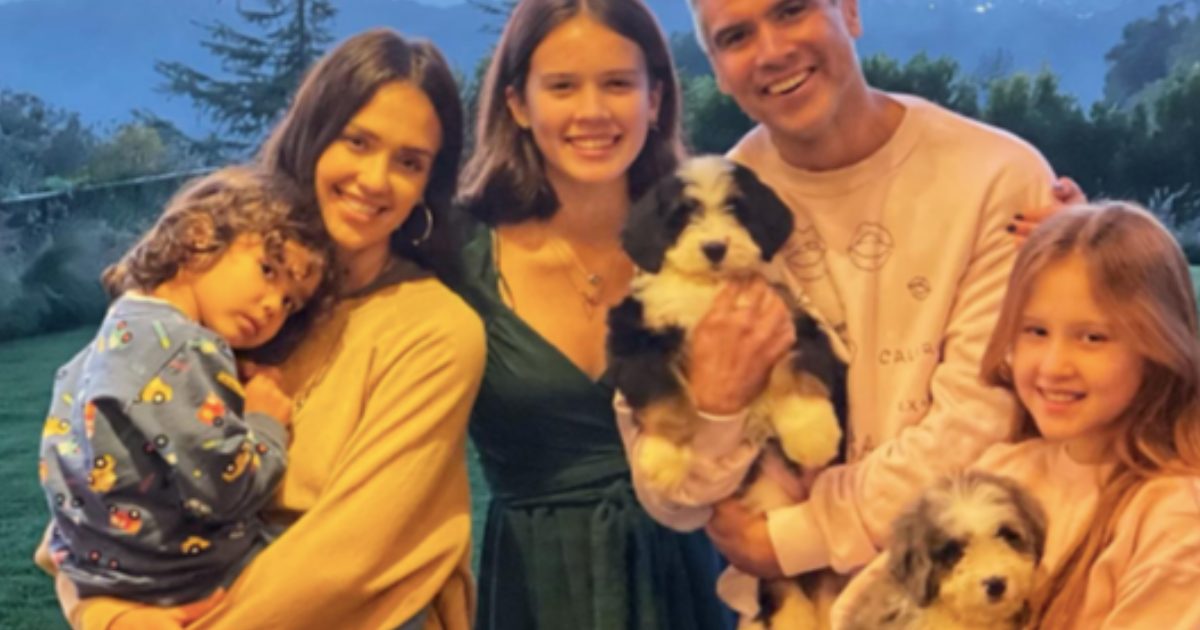 Le chien de Jessica Alba : race, âge, et plus encore