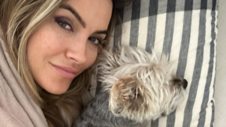 Chrishell Stause pleure la perte d’un chien de sauvetage par un message émouvant